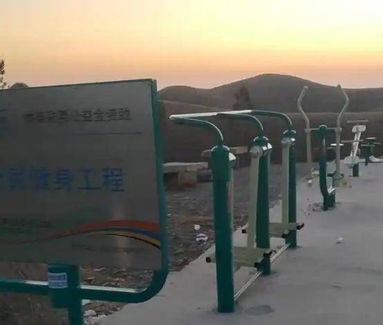 健身器材裝在荒山上<strong></p>
<p>健身器材
</strong>，不能一笑了之:健身器材
