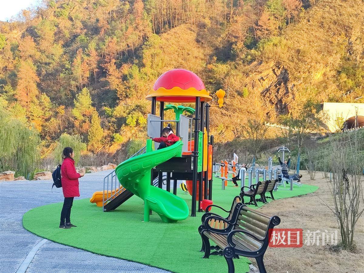 健身器材進(jìn)鄉(xiāng)村<strong></p>
<p>健身器材
</strong>，駐村幫扶惠民生:健身器材
