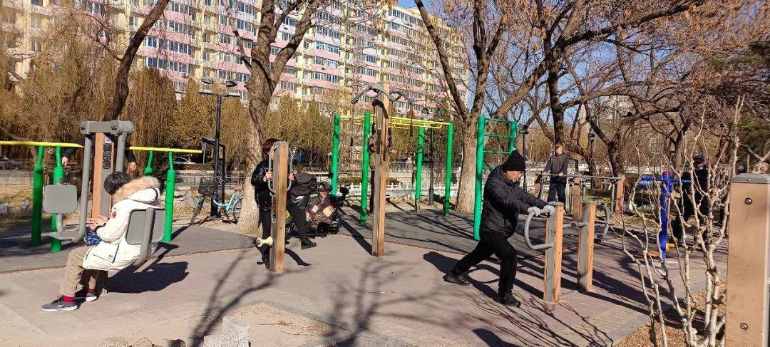 不用非得去健身房！樓下的健身器材<strong></p>
<p>健身器材
</strong>，只要十幾分鐘，也有效！:健身器材
