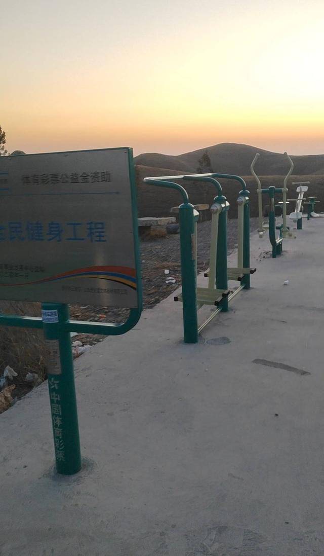 網(wǎng)友質(zhì)疑荒山上安裝健身器材給誰(shuí)用<strong></p>
<p>健身器材
</strong>？河南衛(wèi)輝官方：游客歇腳平臺(tái):健身器材
