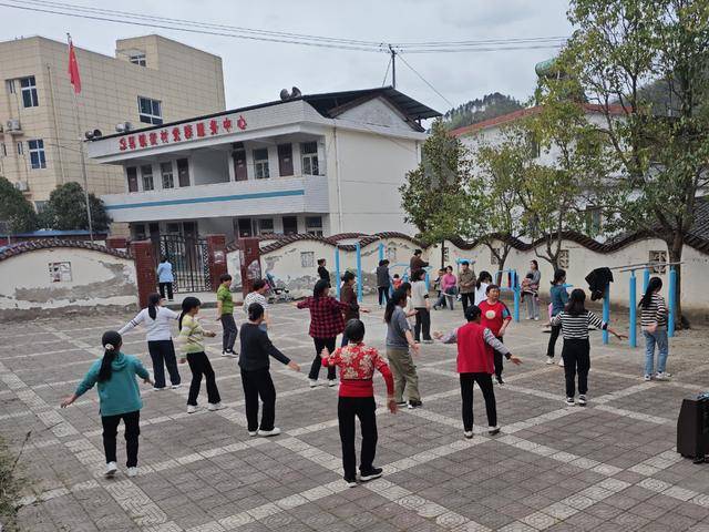 陜西中醫(yī)藥大學(xué)附屬醫(yī)院為郭鎮(zhèn)街村捐贈(zèng)的健身器材正式投入使用:健身器材
